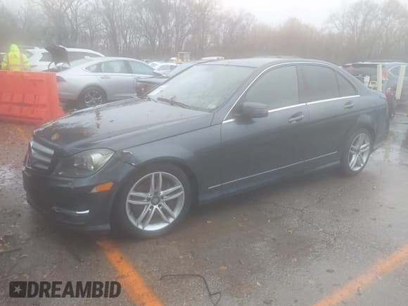 ✅ 2013 Mercedes-Benz C 300 Luxury • VIN: WDDGF8AB9DR245916 • Lot: 43772459. Wystawiony na IAAI z przebiegiem 178 935 mil. Bezpłatny archiwum sprzedaży aukcyjnych z USA i szczegółowy raport historii pojazdu na DreamBid. Zdjęcie 2.