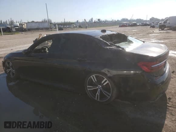 ✅ 2018 BMW 7 Series 750i • VIN: WBA7F0C58JGM23726 • Лот: 69116685. Опубликован ранее на Copart с пробегом 32 765 миль. Бесплатный доступ к архиву аукционных продаж из США и подробный отчёт об истории автомобиля на DreamBid. Изображение 2.