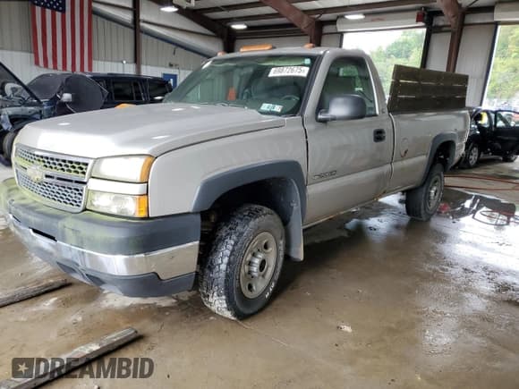 ✅ 2005 Chevrolet Silverado 2500HD Work Truck • VIN: 1GCHK24U65E335229 • Lot: 69872675. Wystawiony na Copart z przebiegiem 141 227 mil. Bezpłatny archiwum sprzedaży aukcyjnych z USA i szczegółowy raport historii pojazdu na DreamBid. Zdjęcie 1.