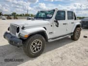 ✅ 2022 Jeep Wrangler Unlimited Sahara Altitude • VIN: 1C4HJXEG5NW116832 • Lot: 82335775. Wystawiony na Copart z przebiegiem 61 313 mil. Bezpłatny archiwum sprzedaży aukcyjnych z USA i szczegółowy raport historii pojazdu na DreamBid. Zdjęcie 1.