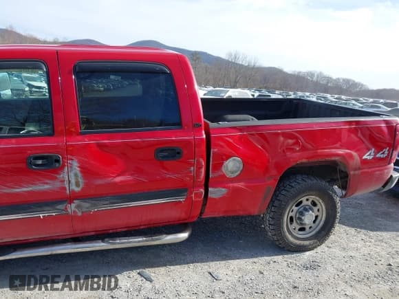 ✅ 2006 Chevrolet Silverado 2500HD LT3 • VIN: 1GCHK23D46F270846 • Lot: 41395200. Wystawiony na IAAI z przebiegiem 213 315 mil. Bezpłatny archiwum sprzedaży aukcyjnych z USA i szczegółowy raport historii pojazdu na DreamBid. Zdjęcie 15.