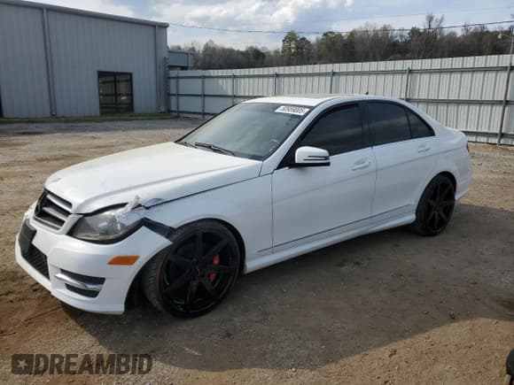 ✅ 2014 Mercedes-Benz C 300 Sport • VIN: WDDGF8AB7EA930111 • Lot: 50959005. Wystawiony na Copart z przebiegiem 195 477 mil. Bezpłatny archiwum sprzedaży aukcyjnych z USA i szczegółowy raport historii pojazdu na DreamBid. Zdjęcie 1.