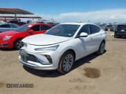 ✅ 2024 Buick Envista Avenir • VIN: KL47LCE21RB056140 • Lot: 42137680. Wystawiony na IAAI z przebiegiem 13 759 mil. Bezpłatny archiwum sprzedaży aukcyjnych z USA i szczegółowy raport historii pojazdu na DreamBid. Zdjęcie 17.