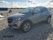 ✅ 2021 Buick Encore GX Essence • VIN: KL4MMFSL1MB043573 • Lot: 87060445. Wystawiony na Copart z przebiegiem 47 547 mil. Bezpłatny archiwum sprzedaży aukcyjnych z USA i szczegółowy raport historii pojazdu na DreamBid. Zdjęcie 1.