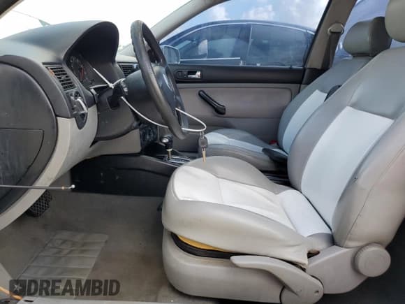 ✅ 2003 Volkswagen Golf GL • VIN: 9BWBK61J034042961 • Лот: 67733725. Опубликован ранее на Copart с пробегом Не указан. Бесплатный доступ к архиву аукционных продаж из США и подробный отчёт об истории автомобиля на DreamBid. Изображение 7.