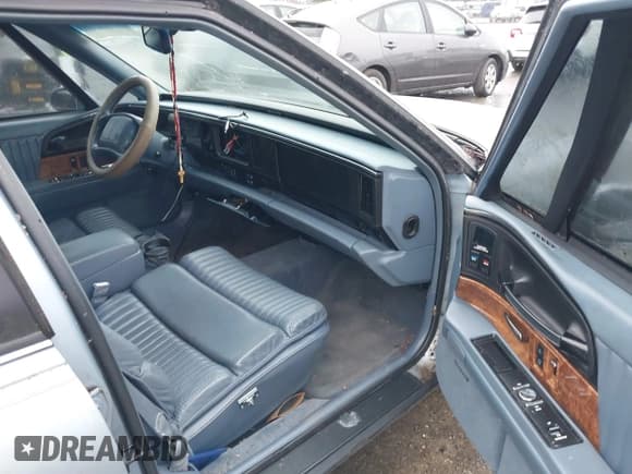 ✅ 1996 Buick Park Avenue • VIN: 1G4CW52K9TH635503 • Lot: 41845042. Wystawiony na IAAI z przebiegiem 94 610 mil. Bezpłatny archiwum sprzedaży aukcyjnych z USA i szczegółowy raport historii pojazdu na DreamBid. Zdjęcie 5.