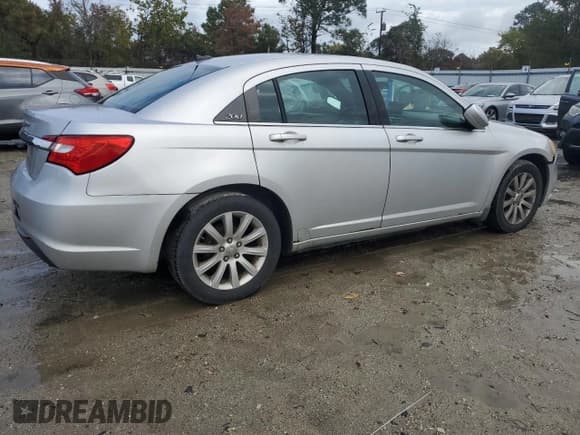 ✅ 2011 Chrysler 200 Touring • VIN: 1C3BC1FB1BN507790 • Лот: 90285575. Опубликован ранее на Copart с пробегом 146 810 миль. Бесплатный доступ к архиву аукционных продаж из США и подробный отчёт об истории автомобиля на DreamBid. Изображение 3.
