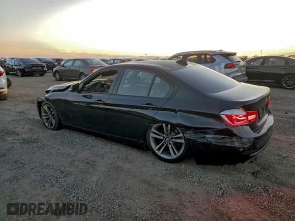 ✅ 2016 BMW 3 Series 328i • VIN: WBA8E9C59GK645208 • Лот: 94347545. Опубликован ранее на Copart с пробегом 117 925 миль. Бесплатный доступ к архиву аукционных продаж из США и подробный отчёт об истории автомобиля на DreamBid. Изображение 2.