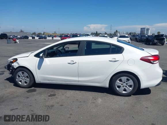 ✅ 2017 Kia Forte LX • VIN: 3KPFK4A79HE077038 • Lot: 43132045. Wystawiony na IAAI z przebiegiem 141 338 mil. Bezpłatny archiwum sprzedaży aukcyjnych z USA i szczegółowy raport historii pojazdu na DreamBid. Zdjęcie 14.