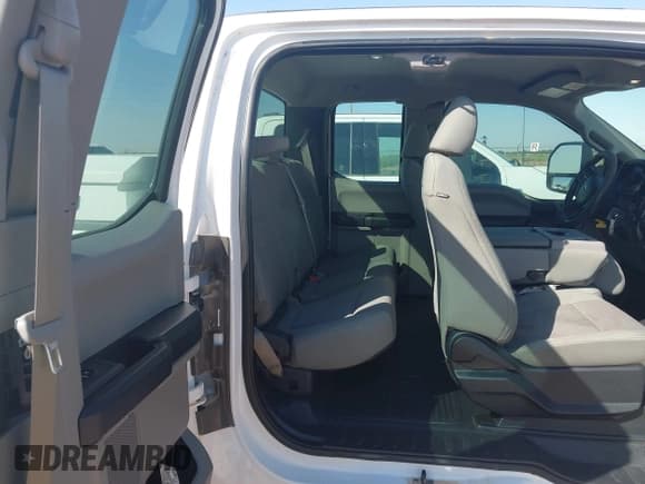 ✅ 2017 Ford F-250 XLT • VIN: 1FT7X2B63HEC15796 • Lot: 42256810. Listed on IAAI with 154,282 mi. Free auction sales archive from the USA and detailed vehicle history report at DreamBid. Image 8.