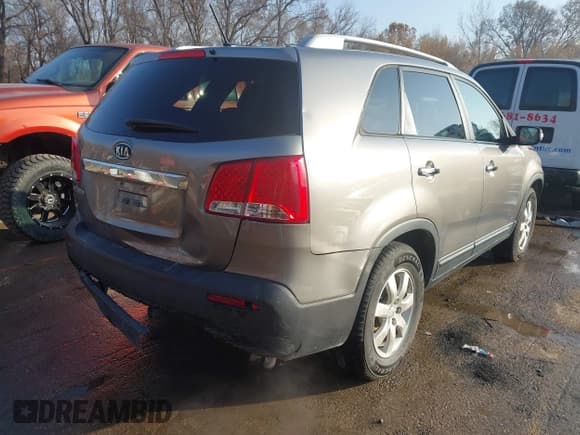 ✅ 2013 Kia Sorento LX • VIN: 5XYKTDA27DG336266 • Lot: 43696195. Listed on IAAI with 187,340 mi. Free auction sales archive from the USA and detailed vehicle history report at DreamBid. Image 4.