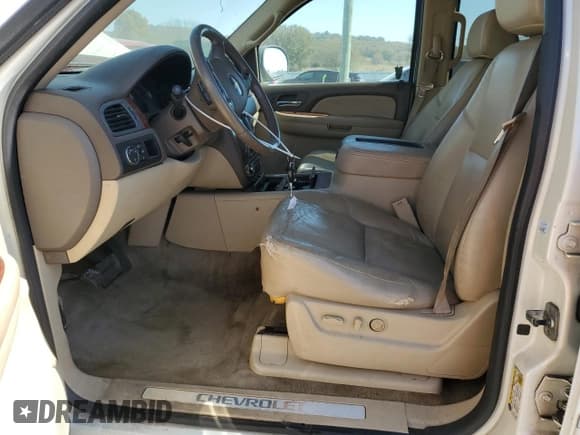 ✅ 2009 Chevrolet Suburban LTZ • VIN: 1GNFC36J59R220706 • Lot: 77899604. Wystawiony na Copart z przebiegiem 173 523 mil. Bezpłatny archiwum sprzedaży aukcyjnych z USA i szczegółowy raport historii pojazdu na DreamBid. Zdjęcie 7.