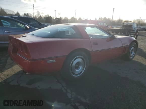1984 Chevrolet Corvette z VIN 1G1AY0781E5126928, wystawiony jako Copart lot #46899775 z przebiegiem 110 604 mil mil oraz Czysty tytuł • Clean title. Historia ofert i sprzedaży dostępna na DreamBid. Obrazek 3.