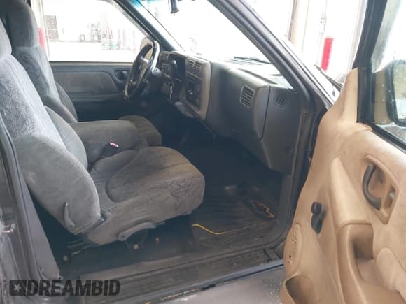 ✅ 1997 Chevrolet S-10 • VIN: 1GCCS14X7V8105762 • Лот: 41712810. Опубликован ранее на IAAI с пробегом 207 306 миль. Бесплатный доступ к архиву аукционных продаж из США и подробный отчёт об истории автомобиля на DreamBid. Изображение 5.