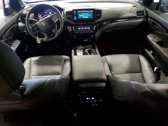 ✅ 2024 Honda Passport Black Edition • VIN: 5FNYF8H88RB023986 • Lot: 62660175. Listed on Copart with 16,304 mi. Free auction sales archive from the USA and detailed vehicle history report at DreamBid. Image 8.