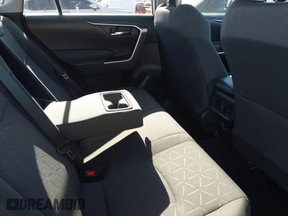 ✅ 2021 Toyota RAV4 XLE • VIN: 2T3W1RFV7MC147238 • Lot: 43673419. Wystawiony na IAAI z przebiegiem 33 323 mil. Bezpłatny archiwum sprzedaży aukcyjnych z USA i szczegółowy raport historii pojazdu na DreamBid. Zdjęcie 8.