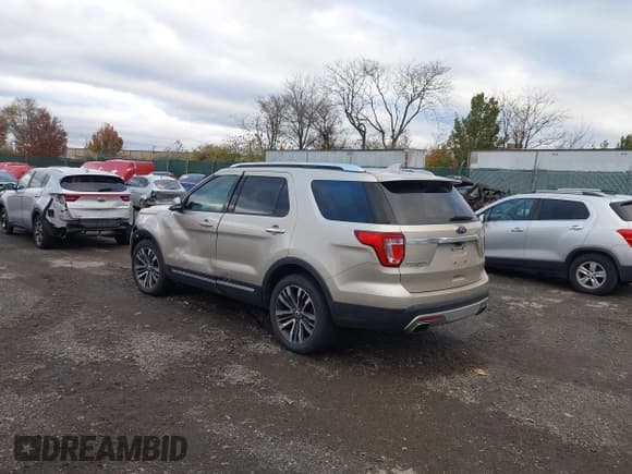 ✅ 2017 Ford Explorer Platinum • VIN: 1FM5K8HT1HGD51155 • Lot: 43648190. Wystawiony na IAAI z przebiegiem 113 686 mil. Bezpłatny archiwum sprzedaży aukcyjnych z USA i szczegółowy raport historii pojazdu na DreamBid. Zdjęcie 3.