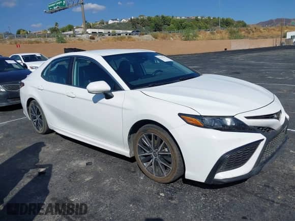 2022 Toyota Camry SE z VIN 4T1G11AK9NU047993, wystawiony jako IAAI lot #43315367 z przebiegiem 70 901 mil mil oraz . Historia ofert i sprzedaży dostępna na DreamBid. Obrazek 1.