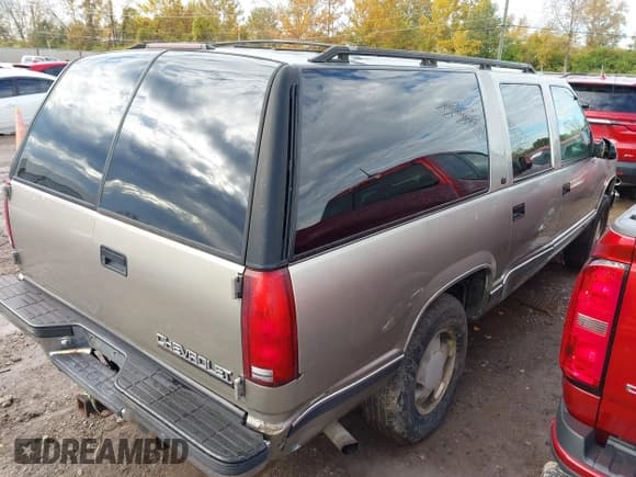 ✅ 1999 Chevrolet Suburban • VIN: 1GNFK16R7XJ471039 • Лот: 43586045. Опубликован ранее на IAAI с пробегом 197 383 миль. Бесплатный доступ к архиву аукционных продаж из США и подробный отчёт об истории автомобиля на DreamBid. Изображение 4.