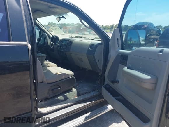 ✅ 2006 Ford F-150 STX • VIN: 1FTRX14W06NA13964 • Lot: 42772749. Listed on IAAI with 204,687 mi. Free auction sales archive from the USA and detailed vehicle history report at DreamBid. Image 5.