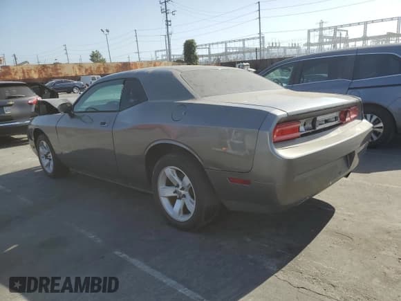✅ 2010 Dodge Challenger SE • VIN: 2B3CJ4DV5AH318508 • Lot: 87017774. Wystawiony na Copart z przebiegiem Nie podano. Bezpłatny archiwum sprzedaży aukcyjnych z USA i szczegółowy raport historii pojazdu na DreamBid. Zdjęcie 2.