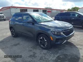 ✅ 2025 Kia Seltos S • VIN: KNDEUCAA0S7716734 • Lot: 43396746. Wystawiony na IAAI z przebiegiem 9 367 mil. Bezpłatny archiwum sprzedaży aukcyjnych z USA i szczegółowy raport historii pojazdu na DreamBid. Zdjęcie 1.