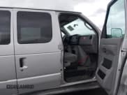 ✅ 2009 Ford Econoline Passenger XL • VIN: 1FBNE31LX9DA27606 • Lot: 43691894. Wystawiony na IAAI z przebiegiem 181 229 mil. Bezpłatny archiwum sprzedaży aukcyjnych z USA i szczegółowy raport historii pojazdu na DreamBid. Zdjęcie 5.
