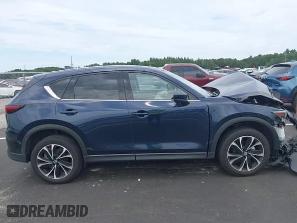 ✅ 2022 Mazda CX-5 S Premium • VIN: JM3KFBDM0N1582108 • Lot: 43082534. Wystawiony na IAAI z przebiegiem 48 833 mil. Bezpłatny archiwum sprzedaży aukcyjnych z USA i szczegółowy raport historii pojazdu na DreamBid. Zdjęcie 13.