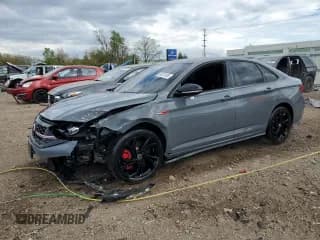 ✅ 2023 Volkswagen Jetta Autobahn • VIN: 3VW2T7BU4PM006476 • Lot: 56361905. Wystawiony na Copart z przebiegiem 22 192 mil. Bezpłatny archiwum sprzedaży aukcyjnych z USA i szczegółowy raport historii pojazdu na DreamBid. Zdjęcie 1.