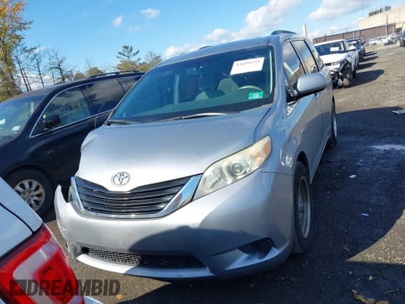 ✅ 2011 Toyota Sienna LE • VIN: 5TDKK3DC9BS096493 • Lot: 43499233. Wystawiony na IAAI z przebiegiem 329 965 mil. Bezpłatny archiwum sprzedaży aukcyjnych z USA i szczegółowy raport historii pojazdu na DreamBid. Zdjęcie 12.