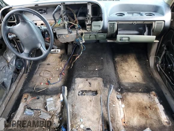 ✅ 1996 GMC Suburban • VIN: 3GKEC16R1TG516669 • Lot: 69262744. Listed on Copart with Not provided. Free auction sales archive from the USA and detailed vehicle history report at DreamBid. Image 8.