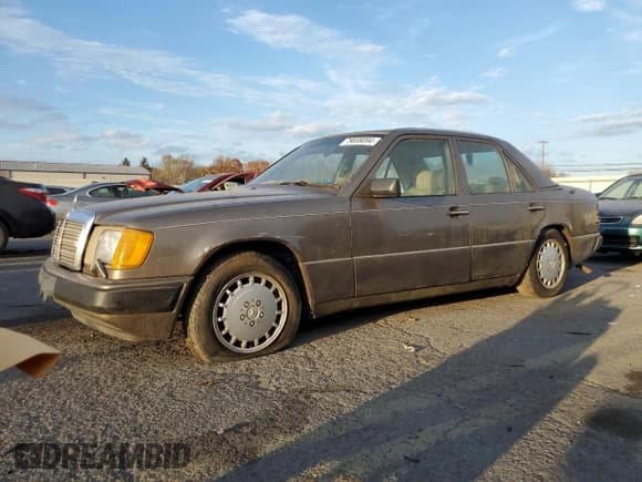 ✅ 1990 Mercedes-Benz 260 • VIN: WDBEA26D8LB226481 • Лот: 79699094. Опубликован ранее на Copart с пробегом 197 582 миль. Бесплатный доступ к архиву аукционных продаж из США и подробный отчёт об истории автомобиля на DreamBid. Изображение 1.