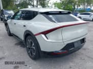 ✅ 2022 Kia EV6 Wind • VIN: KNDC3DLCXN5080046 • Lot: 42362327. Wystawiony na IAAI z przebiegiem 16 082 mil. Bezpłatny archiwum sprzedaży aukcyjnych z USA i szczegółowy raport historii pojazdu na DreamBid. Zdjęcie 3.