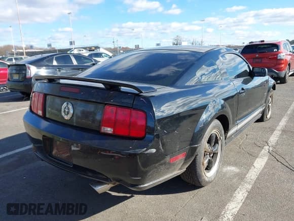 ✅ 2007 Ford Mustang GT Deluxe • VIN: 1ZVHT82H375247633 • Лот: 43702160. Опубликован ранее на IAAI с пробегом 196 791 миль. Бесплатный доступ к архиву аукционных продаж из США и подробный отчёт об истории автомобиля на DreamBid. Изображение 4.