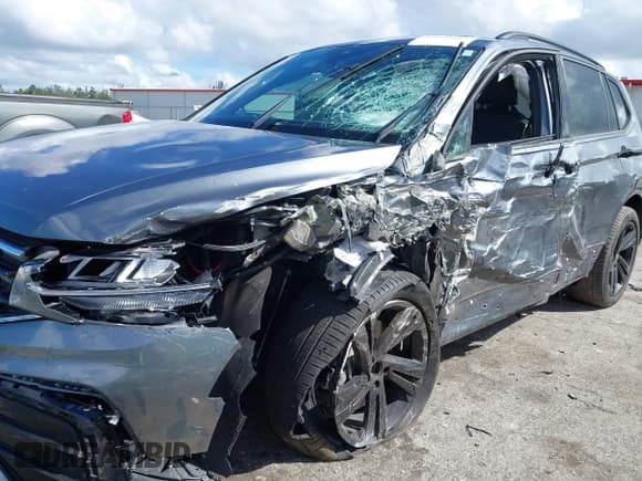 ✅ 2024 Volkswagen Tiguan SE R-Line Black • VIN: 3VVCB7AX4RM002566 • Lot: 43273661. Wystawiony na IAAI z przebiegiem 33 242 mil. Bezpłatny archiwum sprzedaży aukcyjnych z USA i szczegółowy raport historii pojazdu na DreamBid. Zdjęcie 6.