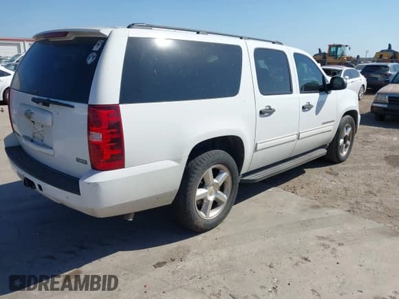 ✅ 2009 Chevrolet Suburban LS • VIN: 1GNFC16079R276304 • Lot: 43688312. Wystawiony na IAAI z przebiegiem 203 002 mil. Bezpłatny archiwum sprzedaży aukcyjnych z USA i szczegółowy raport historii pojazdu na DreamBid. Zdjęcie 4.