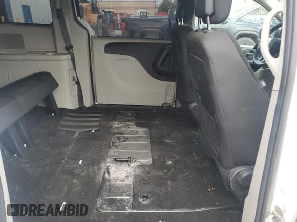 ✅ 2019 Dodge Grand Caravan SE • VIN: 2C4RDGBG0KR779990 • Lot: 81551265. Wystawiony na Copart z przebiegiem 243 784 mil. Bezpłatny archiwum sprzedaży aukcyjnych z USA i szczegółowy raport historii pojazdu na DreamBid. Zdjęcie 11.