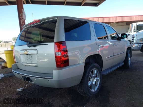 2013 Chevrolet Tahoe LTZ z VIN 1GNSKCE02DR360795, wystawiony jako IAAI lot #43465393 z przebiegiem 215 409 mil mil oraz . Historia ofert i sprzedaży dostępna na DreamBid. Obrazek 4.