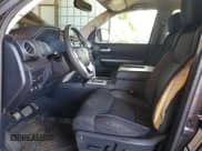 ✅ 2017 Toyota Tundra SR5 • VIN: 5TFEY5F13HX213331 • Лот: 64334135. Опубликован ранее на Copart с пробегом 76 455 миль. Бесплатный доступ к архиву аукционных продаж из США и подробный отчёт об истории автомобиля на DreamBid. Изображение 7.