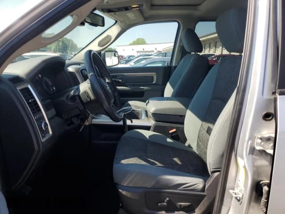 ✅ 2018 Ram 1500 Big Horn • VIN: 3C6RR7LG9JG241025 • Лот: 71174375. Опубликован ранее на Copart с пробегом 83 012 миль. Бесплатный доступ к архиву аукционных продаж из США и подробный отчёт об истории автомобиля на DreamBid. Изображение 7.