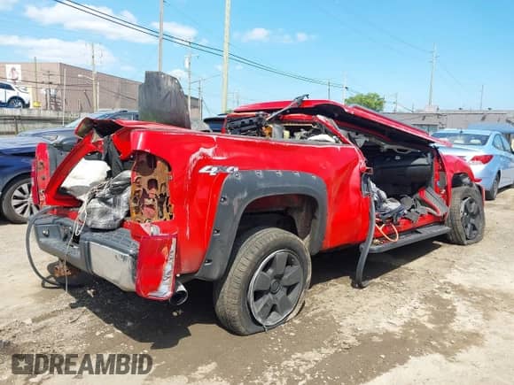 2010 Chevrolet Silverado 1500 LTZ z VIN 1GCSKTE33AZ189344, wystawiony jako IAAI lot #42868961 z przebiegiem Nie podano mil oraz . Historia ofert i sprzedaży dostępna na DreamBid. Obrazek 4.