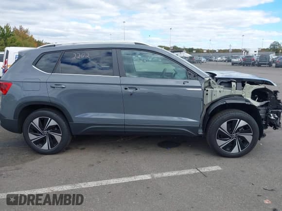 ✅ 2024 Volkswagen Taos SE • VIN: 3VVVX7B23RM110139 • Lot: 43402739. Wystawiony na IAAI z przebiegiem 8 629 mil. Bezpłatny archiwum sprzedaży aukcyjnych z USA i szczegółowy raport historii pojazdu na DreamBid. Zdjęcie 14.