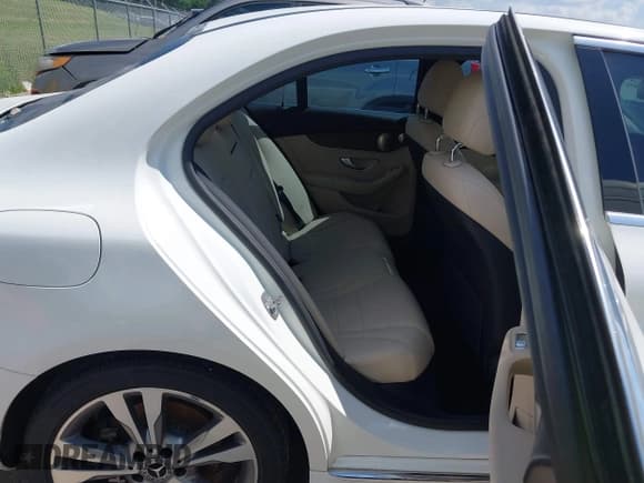 ✅ 2019 Mercedes-Benz C 300 • VIN: 55SWF8DB6KU300650 • Lot: 42540472. Listed on IAAI with 42,548 mi. Free auction sales archive from the USA and detailed vehicle history report at DreamBid. Image 8.