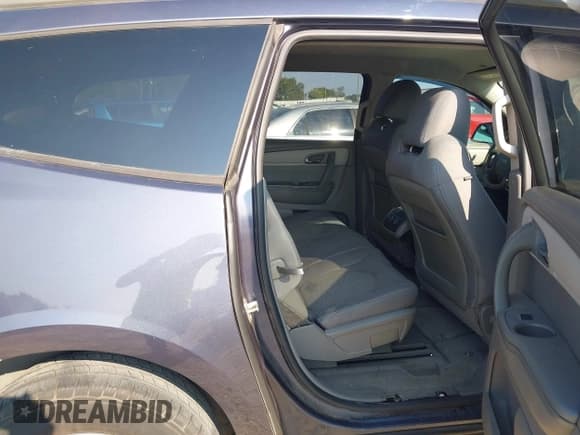 ✅ 2014 Chevrolet Traverse LS • VIN: 1GNKRFKD7EJ130710 • Lot: 43246425. Wystawiony na IAAI z przebiegiem 102 588 mil. Bezpłatny archiwum sprzedaży aukcyjnych z USA i szczegółowy raport historii pojazdu na DreamBid. Zdjęcie 8.