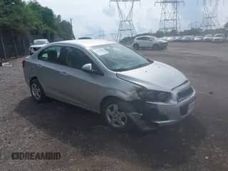 2015 Chevrolet Sonic LS z VIN 1G1JA5SH1F4166541, wystawiony jako IAAI lot #42741092 z przebiegiem 87 706 mil mil oraz . Historia ofert i sprzedaży dostępna na DreamBid. Obrazek 1.