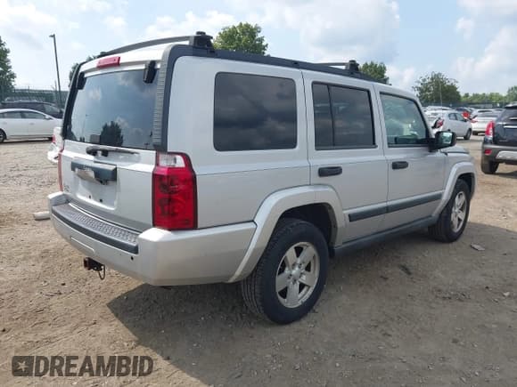 ✅ 2006 Jeep Commander • VIN: 1J8HG48K16C194985 • Lot: 43257335. Wystawiony na IAAI z przebiegiem 168 386 mil. Bezpłatny archiwum sprzedaży aukcyjnych z USA i szczegółowy raport historii pojazdu na DreamBid. Zdjęcie 4.