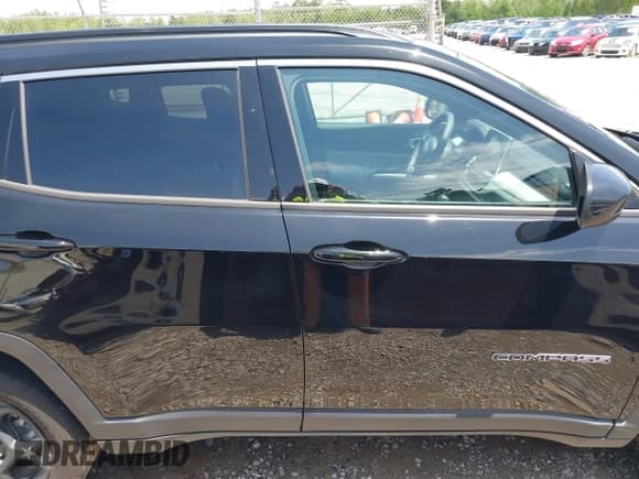 ✅ 2023 Jeep Compass Altitude • VIN: 3C4NJDBN2PT570212 • Lot: 42368107. Wystawiony na IAAI z przebiegiem 21 703 mil. Bezpłatny archiwum sprzedaży aukcyjnych z USA i szczegółowy raport historii pojazdu na DreamBid. Zdjęcie 13.