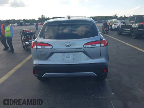 ✅ 2025 Toyota Corolla Cross L • VIN: 7MUAAAAG9SV145854 • Lot: 43713390. Wystawiony na IAAI z przebiegiem 3 767 mil. Bezpłatny archiwum sprzedaży aukcyjnych z USA i szczegółowy raport historii pojazdu na DreamBid. Zdjęcie 17.