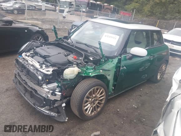 ✅ 2025 MINI Hardtop Cooper S • VIN: WMW23GD05S2W60543 • Лот: 43249311. Опубликован ранее на IAAI с пробегом 6 979 миль. Бесплатный доступ к архиву аукционных продаж из США и подробный отчёт об истории автомобиля на DreamBid. Изображение 2.