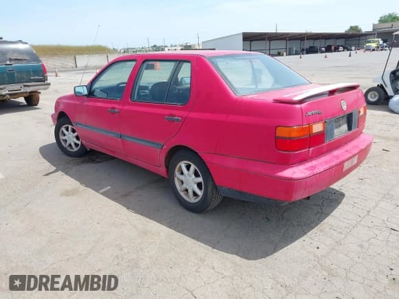 ✅ 1994 Volkswagen Jetta • VIN: 3VWRC81H2RM073783 • Lot: 42118895. Wystawiony na IAAI z przebiegiem 16 786 mil. Bezpłatny archiwum sprzedaży aukcyjnych z USA i szczegółowy raport historii pojazdu na DreamBid. Zdjęcie 3.